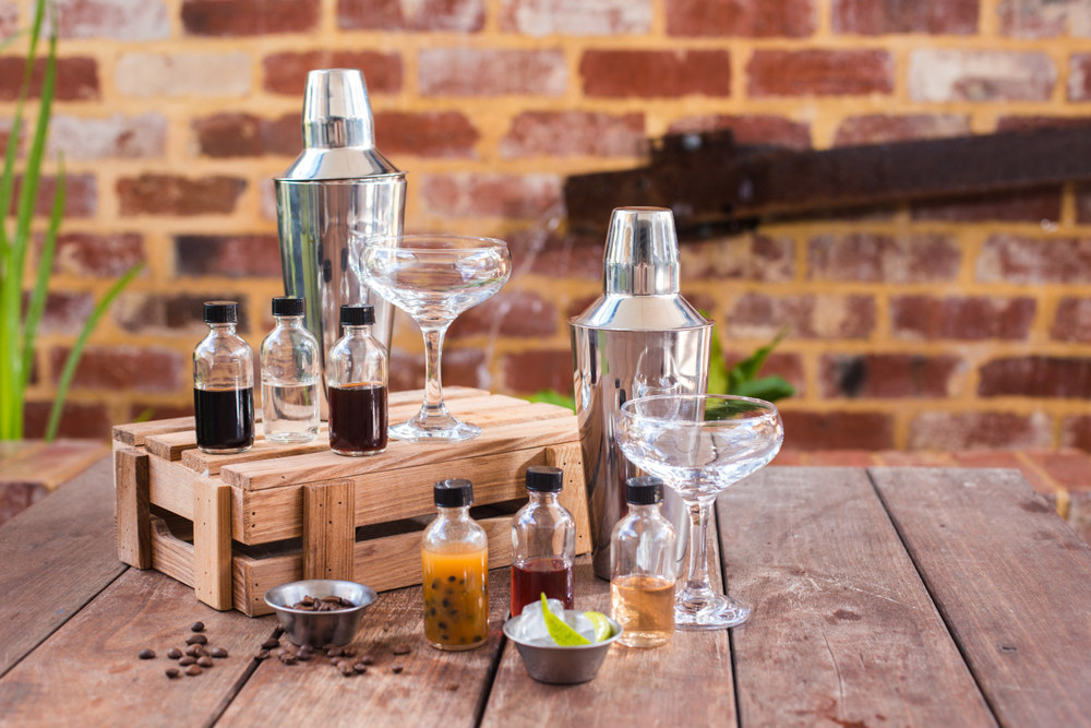 How Holiday Cocktail Kits from a Local Market Simplify Party Hosting